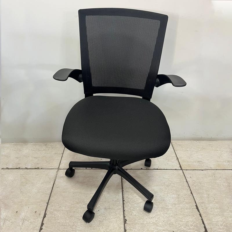 Cadeira com Encosto de Tela e Braço Articulável